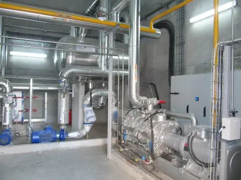 la salle des machines avec un des compresseurs à pistons Sabroe 112L.