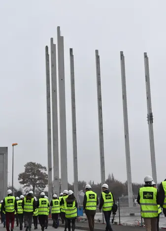 Des poteaux en béton de 35 mètres de haut