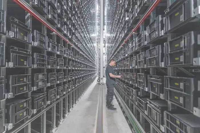 Vega dispose d'une zone de stockage conséquente pour les différents composants de ces capteurs. Le transtockeur peut accueillir plus de 20 000 bacs 