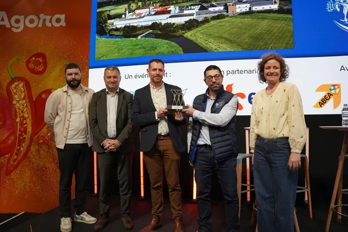 Arnaud Beaufils, directeur technique d’Isigny-Sainte-Mère et Marco Pinheiro ont reçu des mains d’Hervé Blanchet, directeur des ventes commerce 