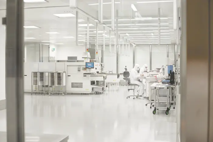 Vega dispose d'une salle blanche pour réaliser les impressions des circuits en or et les soudures aux verres pour la fabrication des capteurs de pres