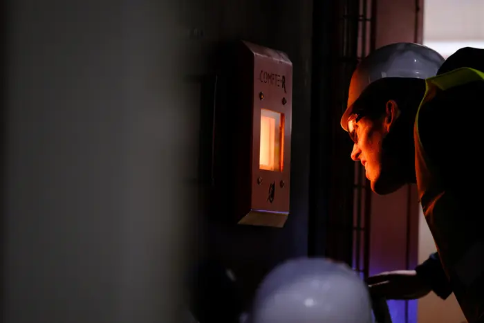 La chaudière biomasse est alimentée avec des anas de lin.