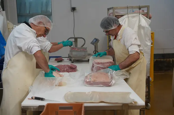 La charcuterie dispose d'un atelier de fabrication de jambon. Parmi les 38 collaborateurs, quatre dispose d'une formation de charcutier.