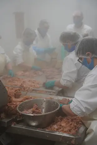 Les équipes perpétuent un savoir-faire artisanal avec une quinzaine de recettes mise en fabrication pour plus de 100 références produits.