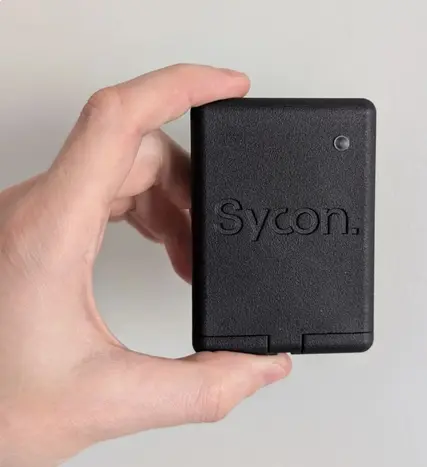 Sycon : Symon
Le Symon de Sycon est un capteur connecté qui surveille en temps réel l’état des machines sans interruption de production. Il colle