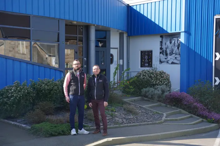 Olivier Leforgeais (à droite) avec Nathan Leforgeais représente la 2ème et 3ème génération de l'entreprise familiale.