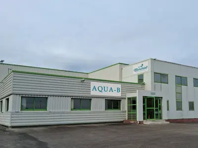 Aqua B possède un atelier de fabrication de 5 000 m² à Crédin dans le Morbihan.