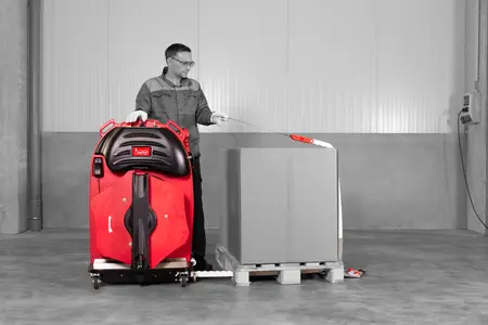 Grâce à un système breveté de lance chaîne, l'Ergopack Xpert d'HMI-MBS cercle les palettes sans