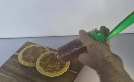 En poussant la poignée, le produit est entièrement restitué dans une logique de zéro gaspillage,