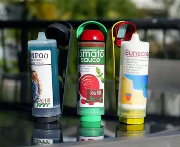 Grâce à un bouchon attaché à une poignée articulée, Koor s’ouvre et se referme en une second