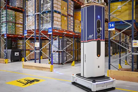 Pour optimiser les flux internes, ID Logistics a intégré une flotte de chariots 100 % autonomes.