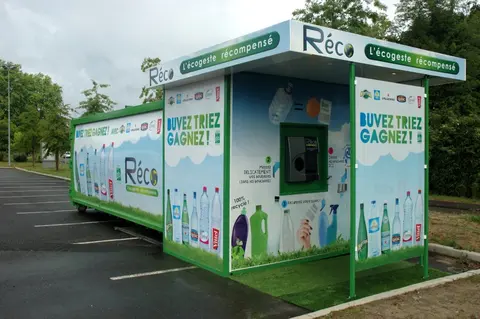 Les résultats du collecteur Réco installé à l'Intermarché de Saint-Pée-sur-Nivelle témoignent du succès du concept : 15 000 bouteilles récupérées en janvier 2014 et 46 000 bouteilles récupérées en avril 2014 ! import_image_Soutenu-par-Nestle-Waters-Reco-France-offre-2-centimes-par-bouteille-triee.jpg