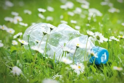 A l'heure où le PET opaque suscite le débat, la société Carbios apporte une solution qui, à condition de pouvoir s'industrialiser dans des conditions économiquement viables, pourrait mettre fin à toute polémique. Mieux, ce bio-procédé enzymatique rend recyclable 100 % des emballages ménagers à base de PET, même les complexes. Et pourrait être décliné à d'autres polymères d'intérêt présents dans les centres de tri. import_image_Un-procede-unique-pour-recycler-les-plastiques-barquettes-films-bouteilles.jpg