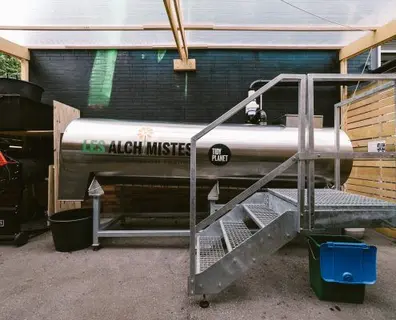 Citeo mène l’expérimentation avec Les Alchimistes, société qui collecte les déchets des professionnels parisiens en circuit-court afin de les transformer en compost. Son objectif : certifier que le compostage industriel répond aux normes de qualité du compost et trouver un mode de collecte adapté pour ces emballages en PLA, proche du bassin de consommation. import_image_Face-au-developpement-du-PLA-Citeo-experimente-le-compostage-sur-Paris.jpg