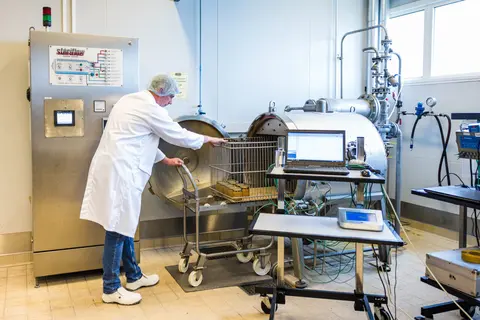 Dans la halle de l’Adria, les produits seront conditionnés en conditions réelles notamment sur une operculeuse Guelt et une thermoscelleuse Multiv