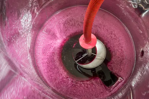 FranceAgriMer annonce l’ouverture d’un dispositif de distillation de crise destiné à absorber les excédents de vin et soutenir une filière en 