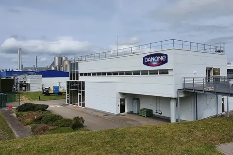 L'usine de Ferrière-en-Bray produit chaque jour 3,5 millions de pots. Le skyr représente 40 % de son activité.