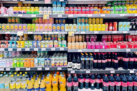 Canettes au rayon des soft drinks