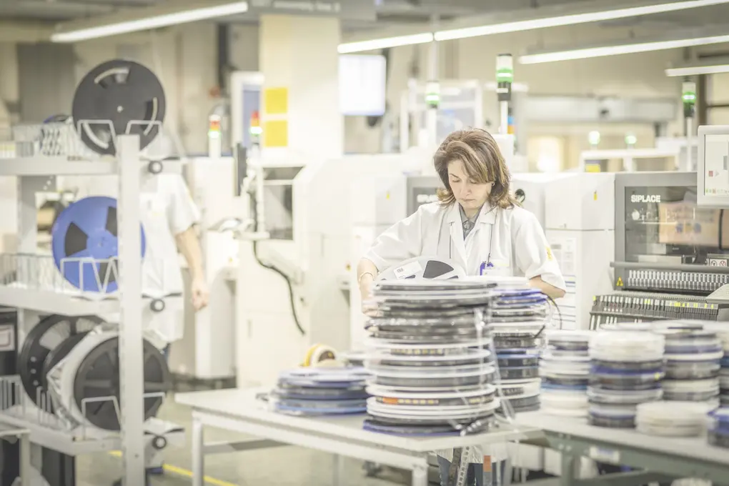 Les composants des capteurs sont fabriqués sur des lignes automatisées et sont soumis à une batterie de tests fonctionnels.
