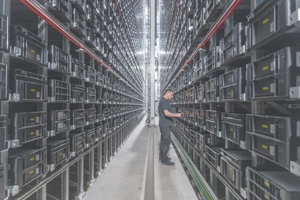 Vega dispose d'une zone de stockage conséquente pour les différents composants de ces capteurs. Le transtockeur peut accueillir plus de 20 000 bacs 