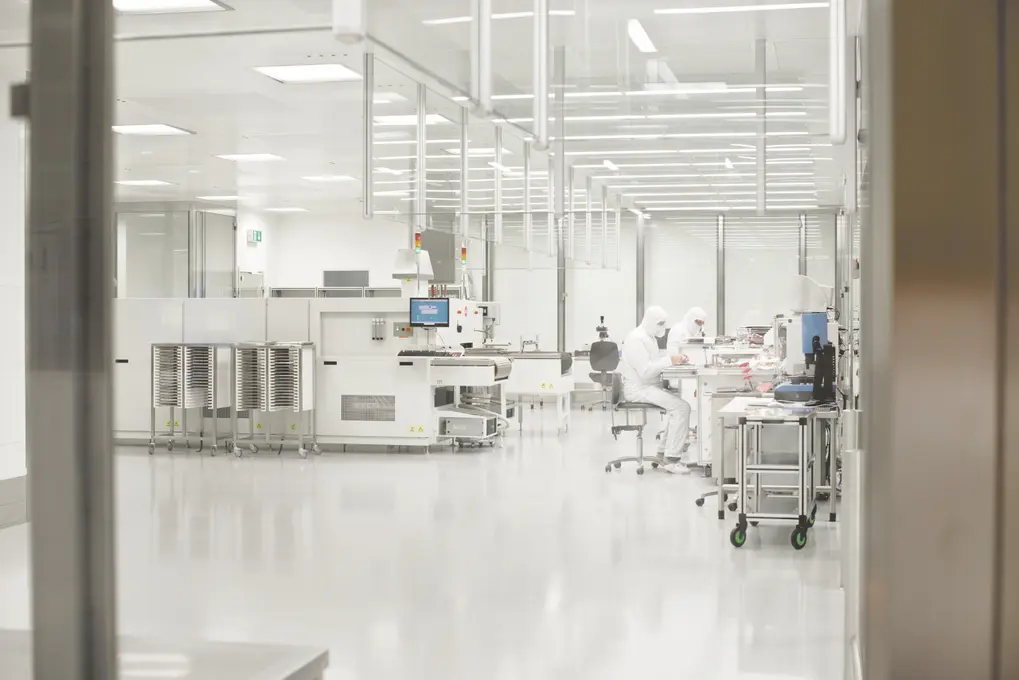 Vega dispose d'une salle blanche pour réaliser les impressions des circuits en or et les soudures aux verres pour la fabrication des capteurs de pres