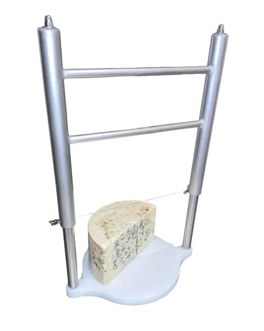 Trancheuse à fromage « Hygicutpro » : Destinée aux fromages à pâte molle, cette trancheuse de type roquefortaise se distingue par une conception