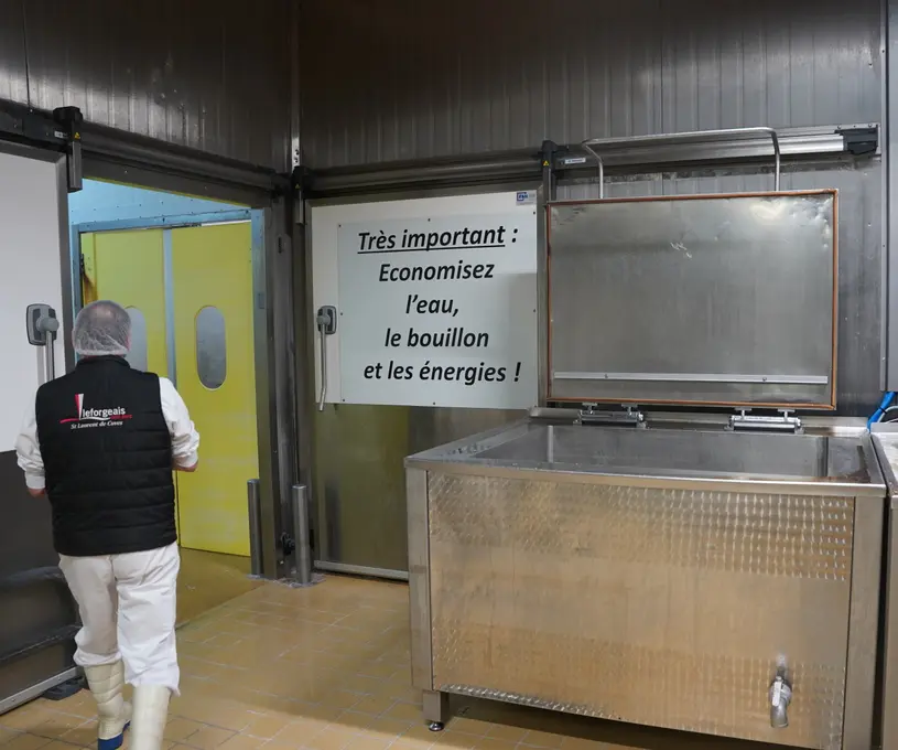 Dans chaque atelier, des messages concernant des économies ou la qualité des produits élaborés sont affichés en taille XXL.