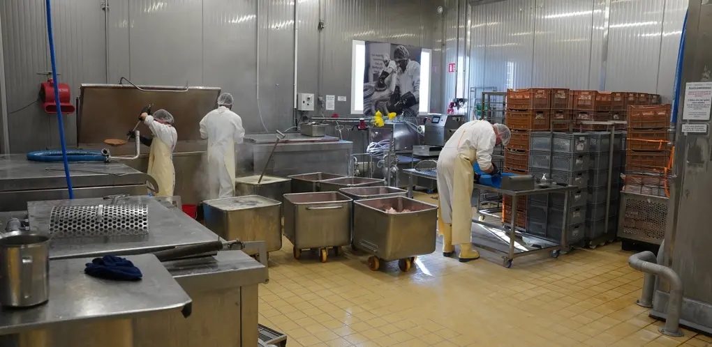 La zone de cuisson dispose de plusieurs équipements à bain d'huile qui permettent la cuisson longue des produits (18h pour les jambonneaux) des prod