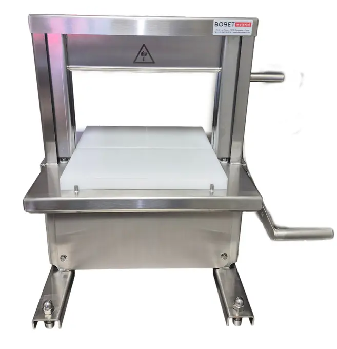 Partisseuse à fromage « Hygicutpro+ » : Pensée pour les fromages à pâte dure et les produits volumineux, cette partisseuse (type guillotine) com